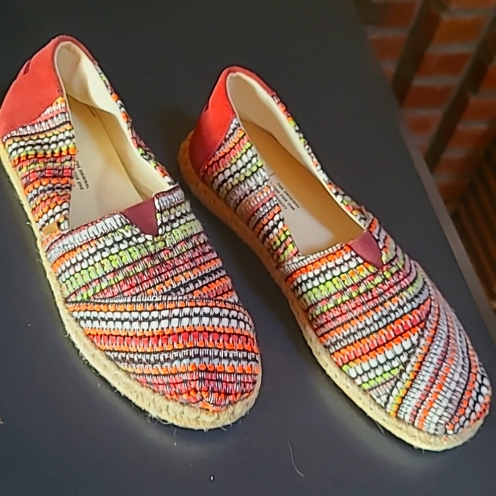 Tom's multicolored espadrille. Size 8.5. Never worn